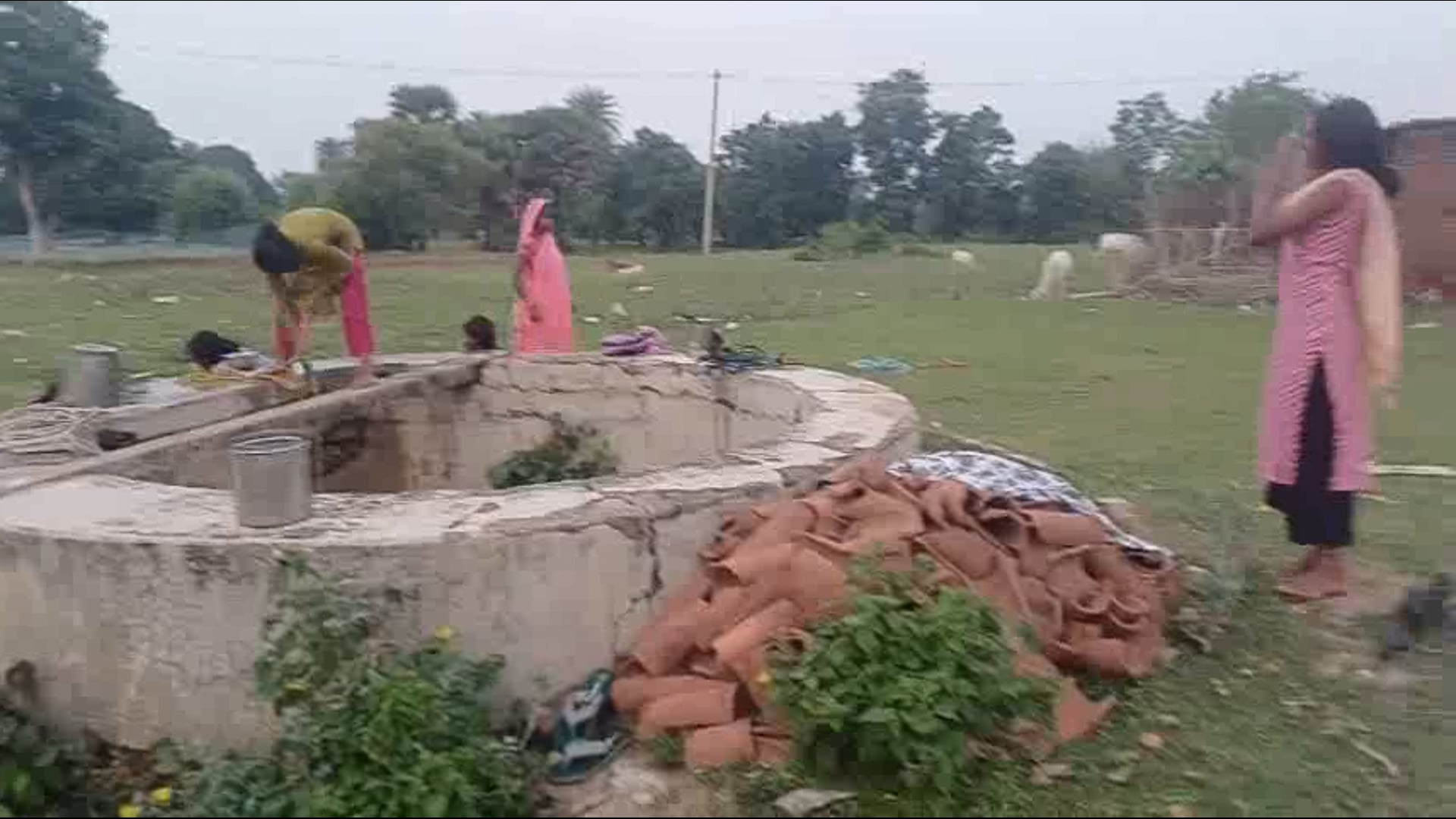 मुखिया कि दबंगई:सरकारी सुविधा से ग्रामीण कोसों दूर, दूषित कुंआ का पानी आज लोग पीने को मजबूर,चहुंमुखी विकास कि खोली पोल.