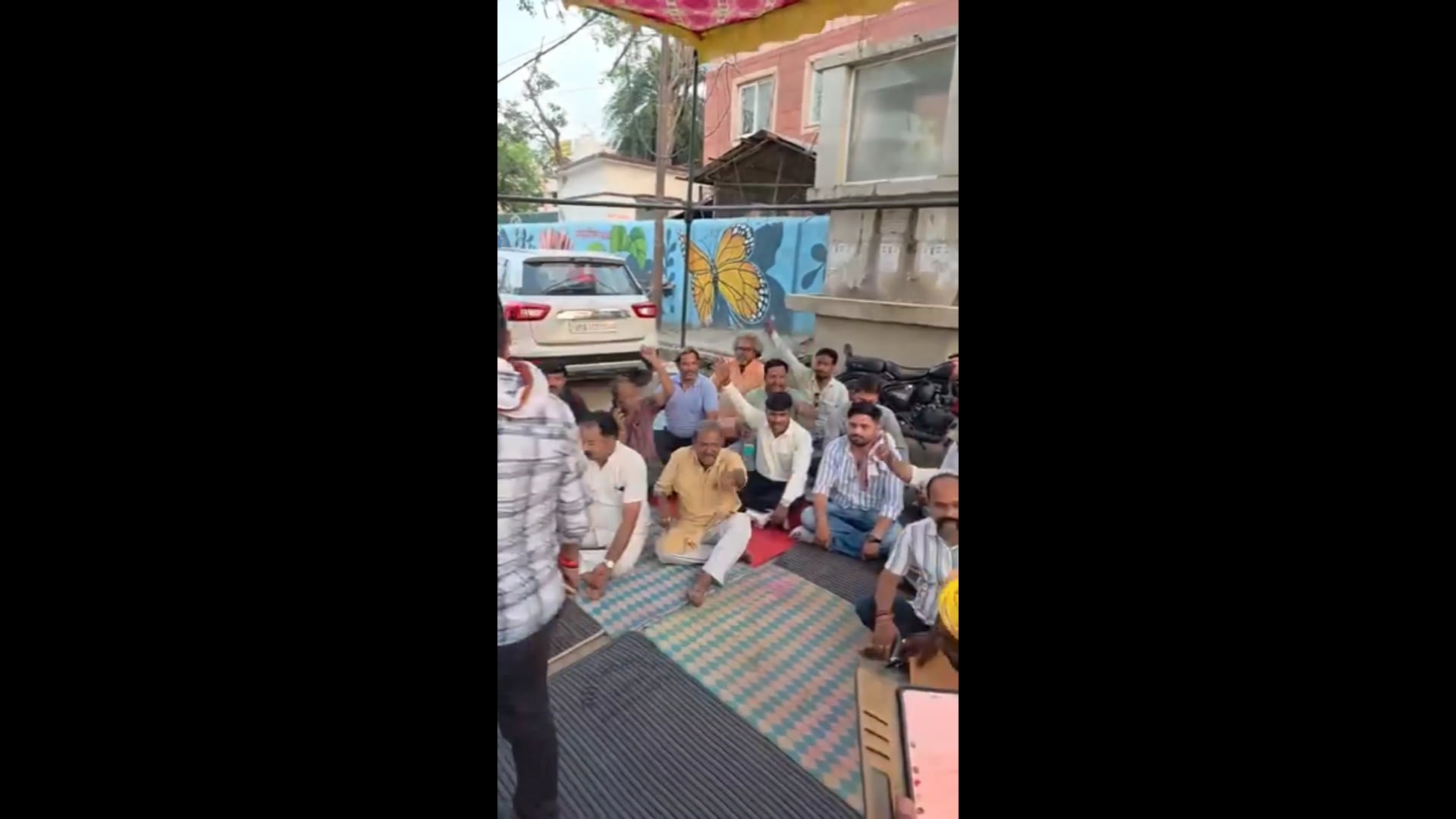 वृंदावन कोतवाली मैं पत्रकारों को धमकी,  पत्रकारों का वृंदावन कोतवाली पर प्रदर्शन टेंट लगाकर प्रदर्शन जारी