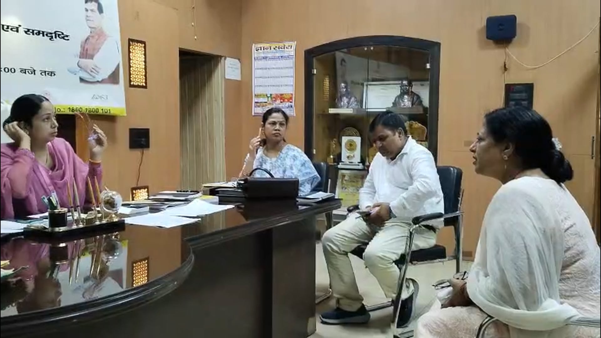 संभव जनसुनवाई में गूंजी बिजली विहीन परिवारों की समस्या, पार्षद अल्पना श्रीवास्तव ने उठाई आवाज

संभव जनसुनवाई के दौरान नामित पार्षद अल्पना श्रीवास्तव ने सुभाषनगर स्मार्ट रोड के पास स्थित उन परिवारों की समस्या नगरायुक्त सौम्या गुरुरानी के समक्ष रखी, जिनके घरों तक वर्षों से बिजली कनेक्शन नहीं पहुंच पाया है। इस पर नगरायुक्त ने आश्वासन दिया कि मामले की जानकारी उपलब्ध कराई जाए, ताकि बिजली विभाग से समन्वय कर समस्या के समाधान के लिए आवश्यक कार्रवाई की जा सके।