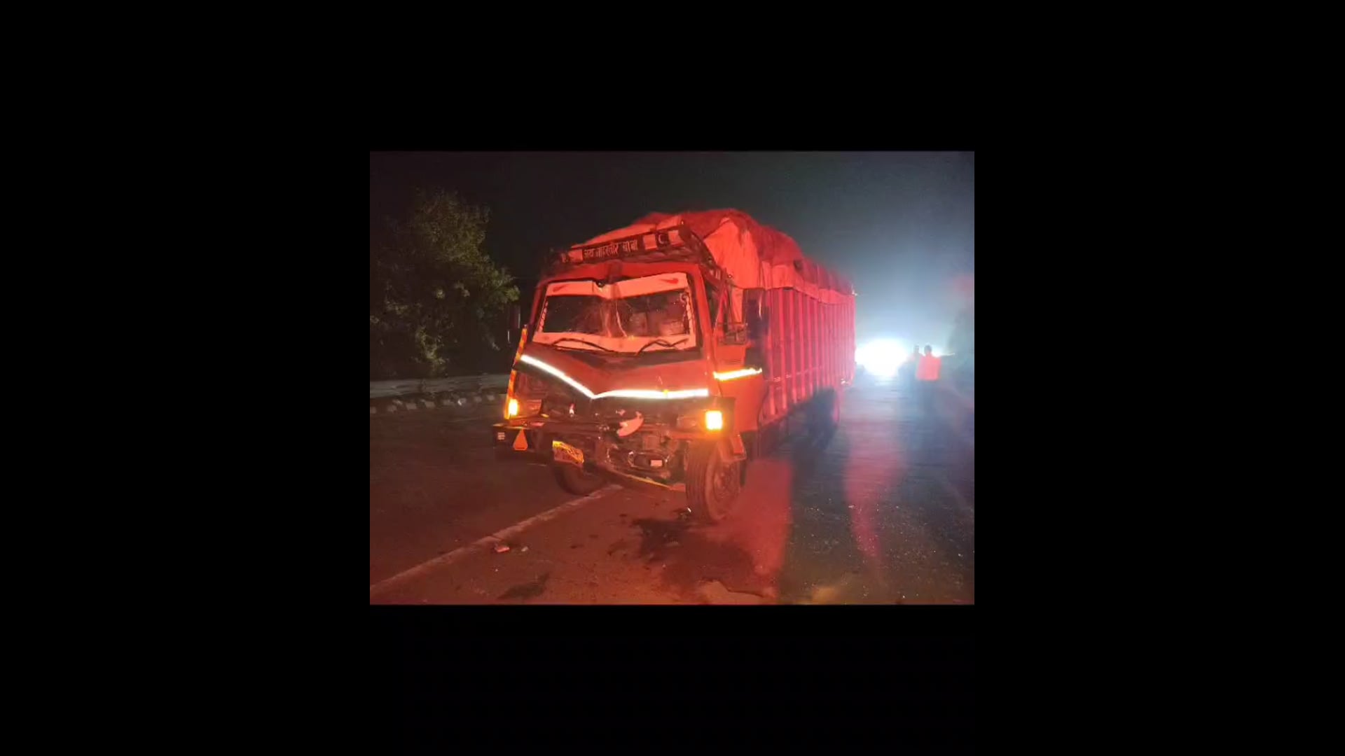 MANT-यमुना एक्सप्रेस वे पर बड़ा हादसा टला, ब्रेक फेल होने से ट्राला से टकराया कैंटर: चालक सुरक्षित,,