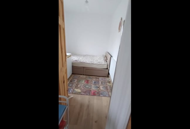 Furnished Single Room in Recently Renovated House Main Photo