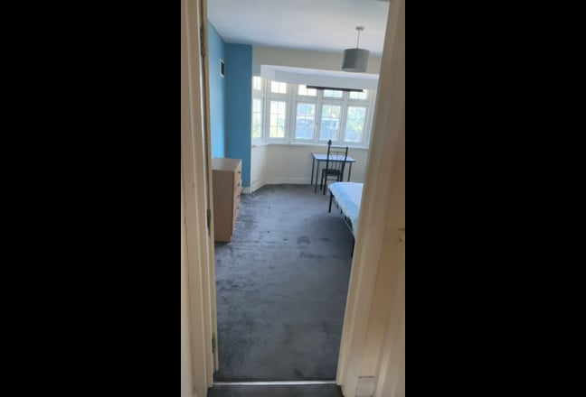 Spacious King-Size room in peaceful Osterley  Main Photo