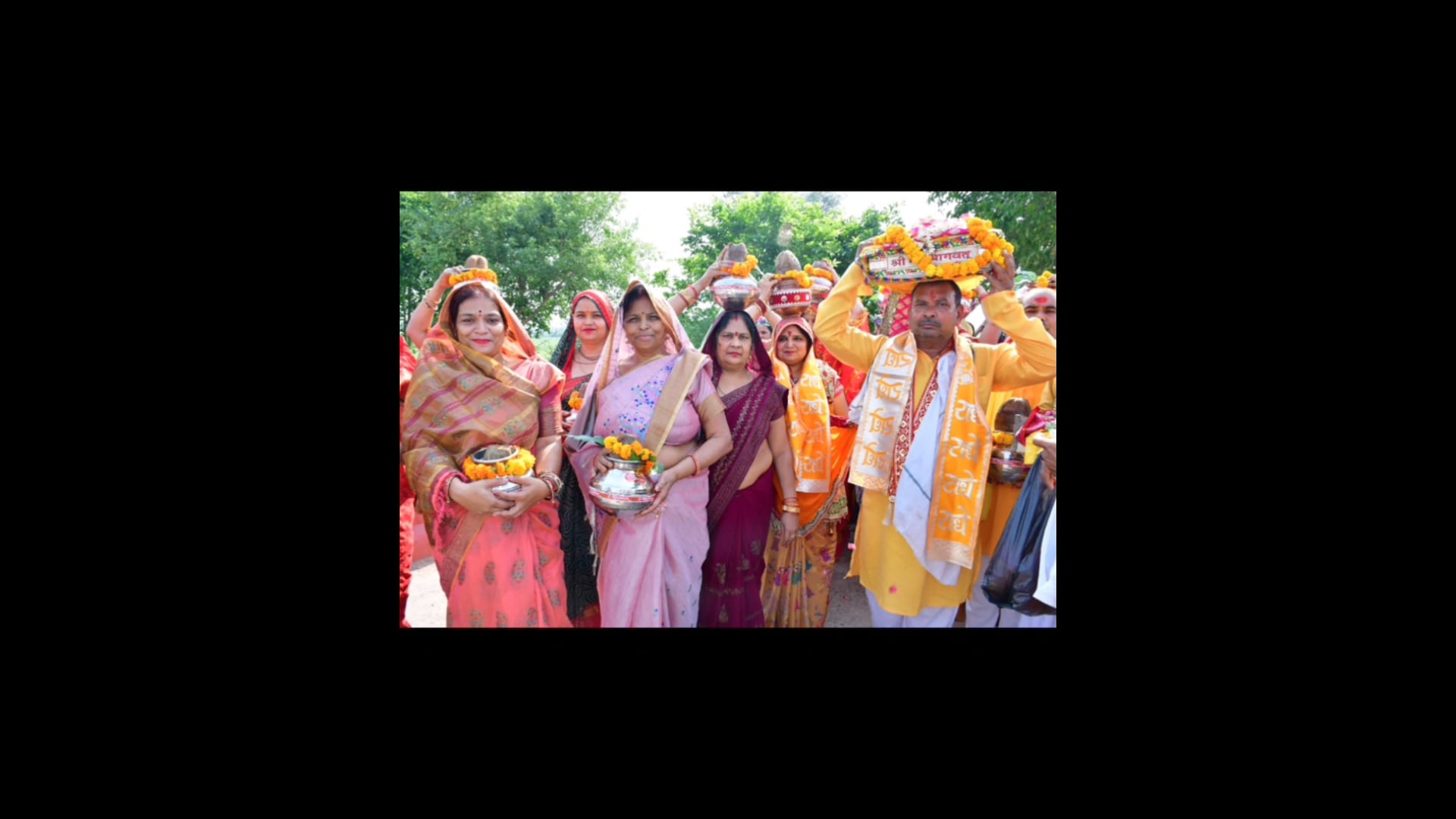 MANT-84 कोस परिक्रमा मार्ग हुआ भक्तिमय, 101 कलश धारण कर निकलीं श्रद्धालु महिलाएं,,