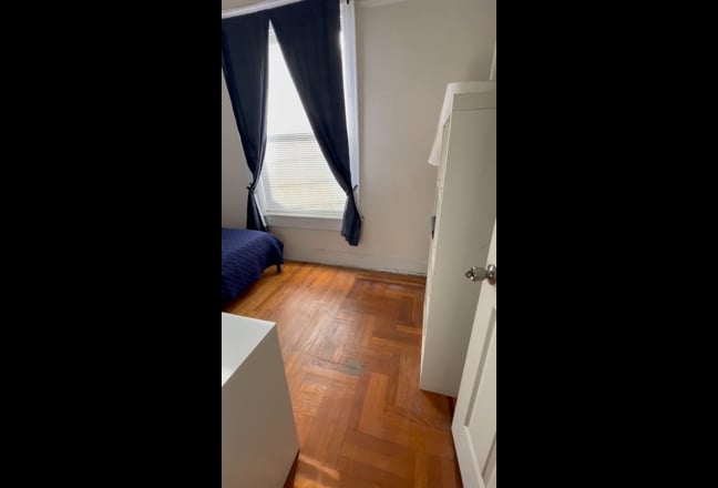 Room w/ Full Size Bed, Close to E/F/J Trains Main Photo