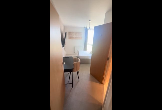 Video 1: En-suit entrance photo