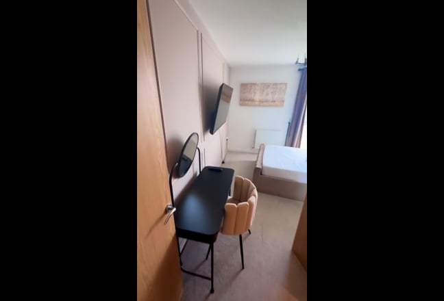 Double Ensuite Room with Park View & Parking  Main Photo