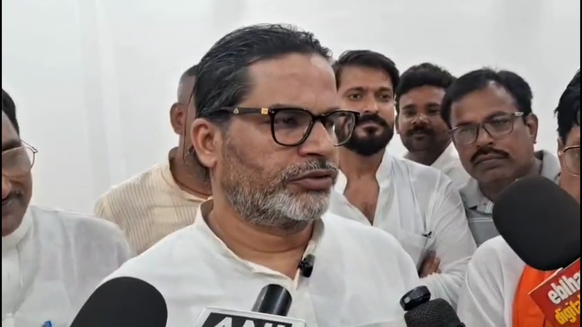 वादे पूरे करने के बजाय लाल-हरा गमझा कर रही सरकार"- प्रशांत किशोर