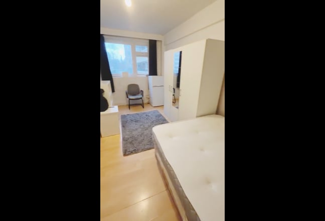 ⭐ Spacious Double Room – Prime Location EC1V 3SU  Main Photo