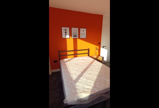 En suite Double Room | NG17 | Off street parking! Main Photo