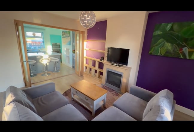 Double room available in Esher flat Main Photo