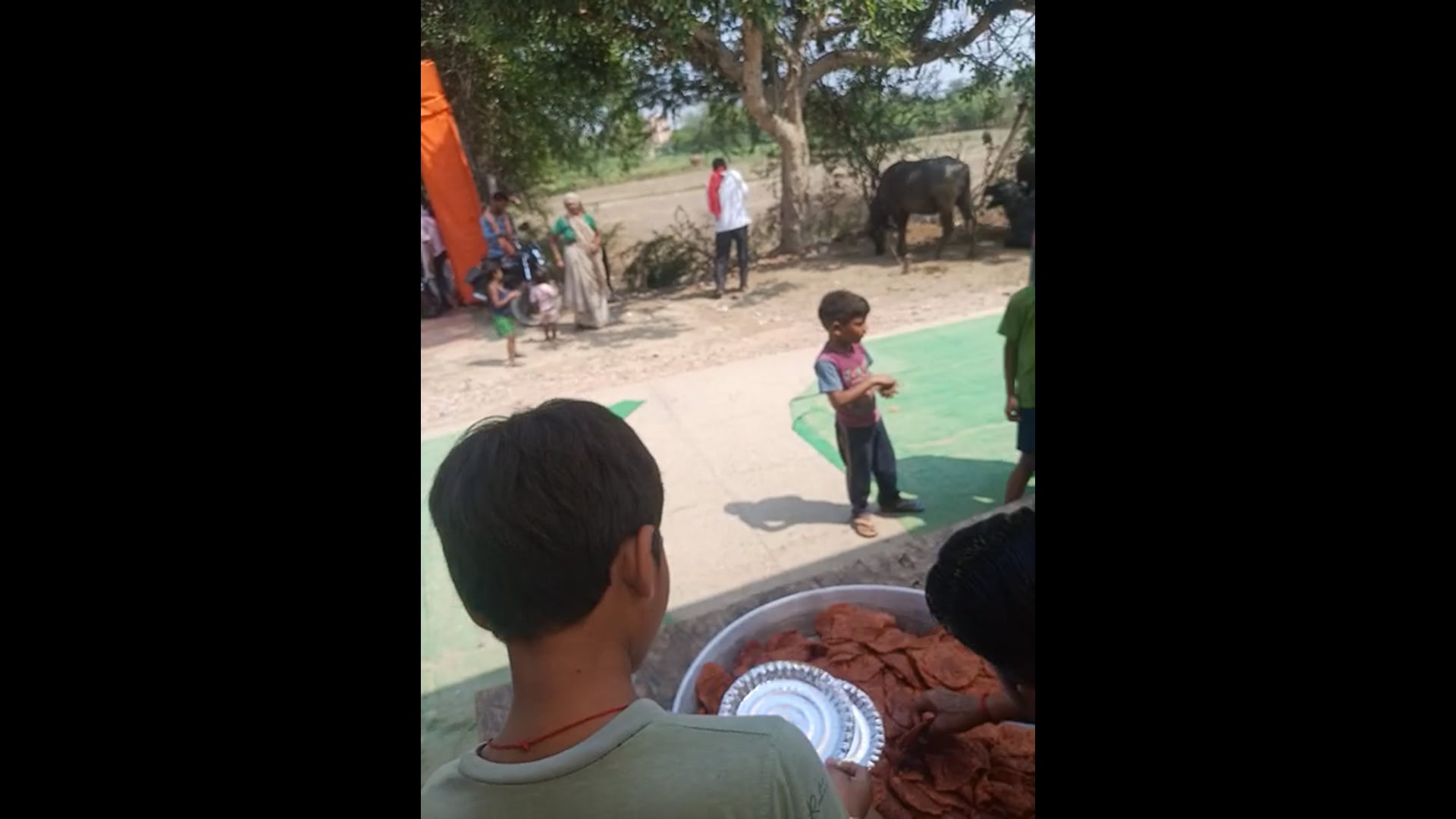 गांव कोयला में महेंद्र शर्मा जी द्वारा पुआ सब्जी का वितरण करते हुए