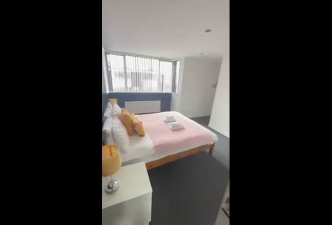 One bedroom with private bathroom Main Photo