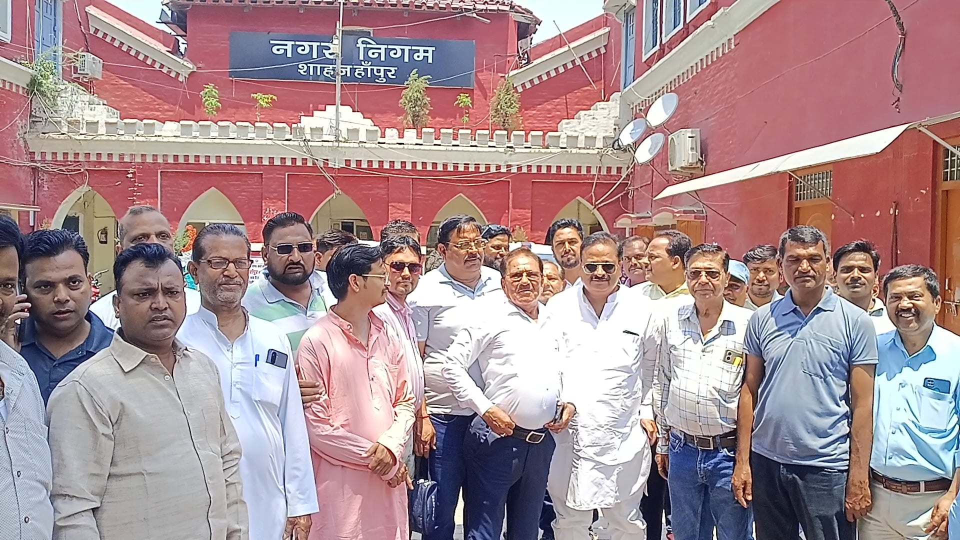 शाहजहांपुर: व्यापार मंडल का नगर निगम कार्यालय पर प्रदर्शन, विभिन्न मांगों को लेकर सौंपा ज्ञापन
शाहजहांपुर। उत्तर प्रदेश आदर्श व्यापार मंडल के जिला अध्यक्ष पंकज वर्मा सर्राफ के नेतृत्व में मंगलवार को सैकड़ों व्यापारियों ने नगर निगम कार्यालय का घेराव कर अपनी विभिन्न समस्याओं को लेकर जोरदार प्रदर्शन किया।