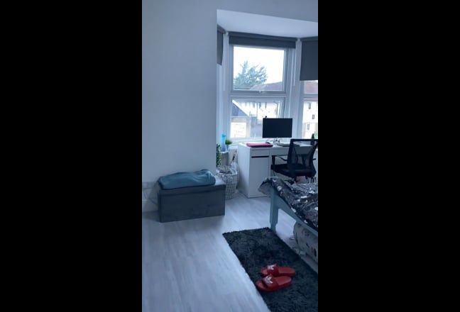 Fantastic Large En-suite room Off Road Parking! Main Photo