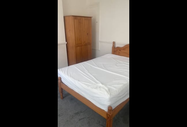 Large double room available central Wednesbury Main Photo