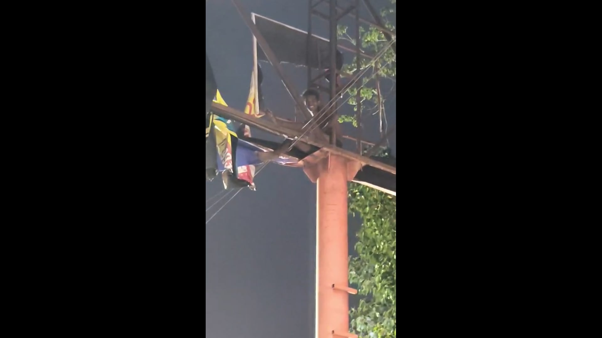 ▶️......लखनऊ में हाईवोल्टेज ड्रामा: होल्डिंग बोर्ड पर चढ़ा मानसिक विक्षिप्त युवक, घंटों चला रेस्क्यू*