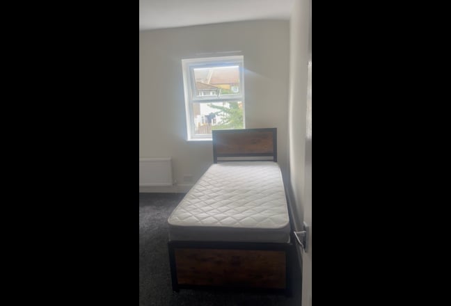 Spacious Double Room in Newly Refurbished (E13) Main Photo