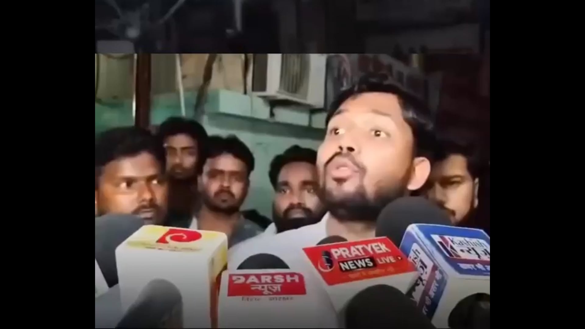 पटना में बीती रात खान सर की कोचिंग के बाहर हुई फायरिंग मामले में अब नया मोड़ आ गया है. शुरुआती बयान में अपनी कोचिंग के ब