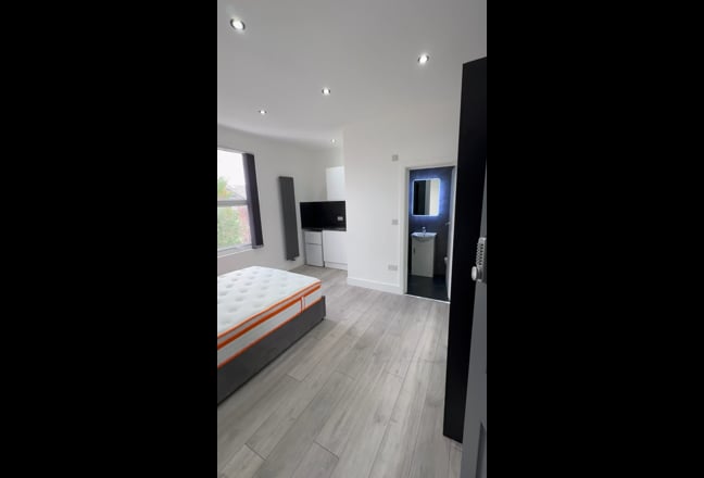 Modern studio in L9, bills included Main Photo