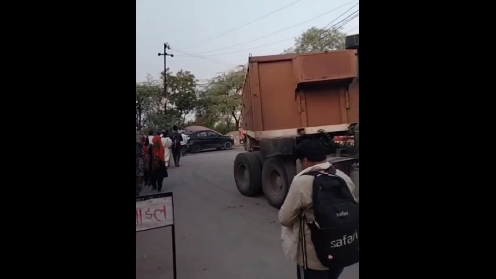 MANT-गोवर्धन में ब्रज चौरासी कोस परिक्रमा मार्ग पर दौड़ रहे,बजरी से भरे ट्रेलर,बड़े हादसा का खतरा,,
