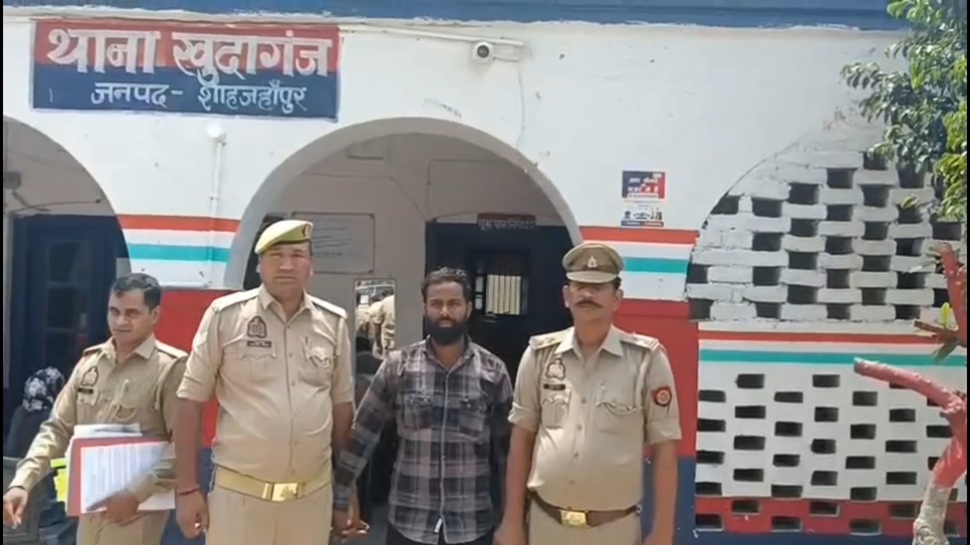 महिला संबंधी गंभीर मामले में आरोपी गिरफ्तार

खुदागंज पुलिस ने महिला संबंधी गंभीर अपराध के मामले में वांछित आरोपी शहनावाज को देवहा नदी पुल के पास से गिरफ्तार कर लिया। आरोपी के खिलाफ युवती के साथ छेड़छाड़, धमकी देने और अन्य गंभीर धाराओं में मुकदमा दर्ज है। पुलिस ने आरोपी को न्यायालय में पेश कर आगे की कार्रवाई शुरू कर दी है।