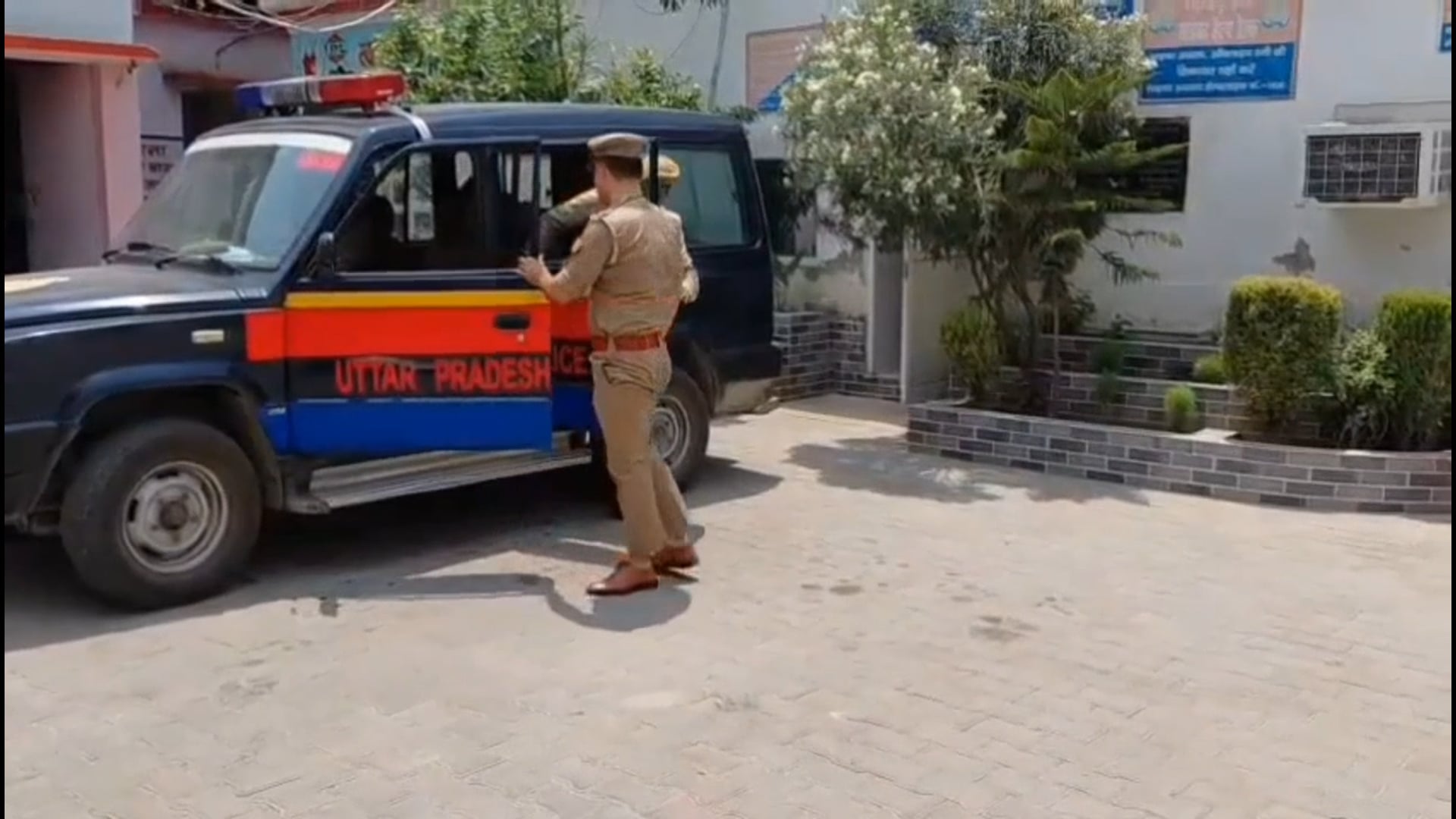शादी का झांसा देकर शोषण करने वाला आरोपी गिरफ्तार

शाहजहांपुर के थाना सदर बाजार पुलिस ने शादी का झांसा देकर युवती का शोषण करने और धर्म परिवर्तन के लिए दबाव बनाने के आरोप में वांछित आरोपी आशिफ अली को गिरफ्तार किया है। पुलिस ने उसे ईदगाह तिराहे से पकड़कर न्यायालय में पेश किया। मामले में बीएनएस की धाराओं के साथ उत्तर प्रदेश विधि विरुद्ध धर्म संपरिवर्तन प्रतिषेध अधिनियम के तहत भी कार्रवाई की गई है।