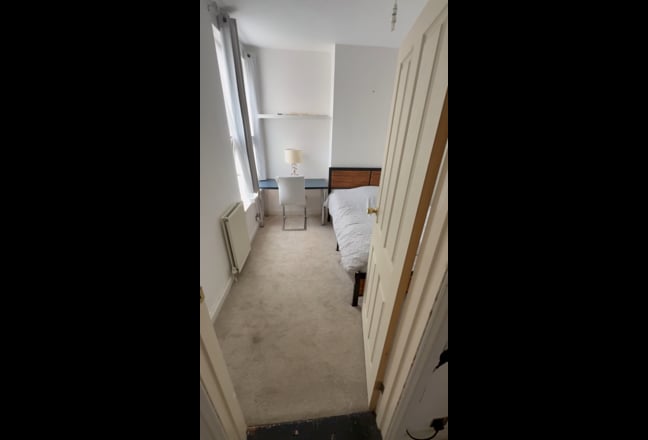 Large cosy double room close to local amenities  Main Photo