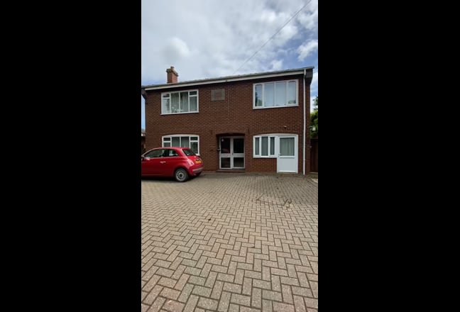 8 Bedroom student house all en-suite bathrooms  Main Photo