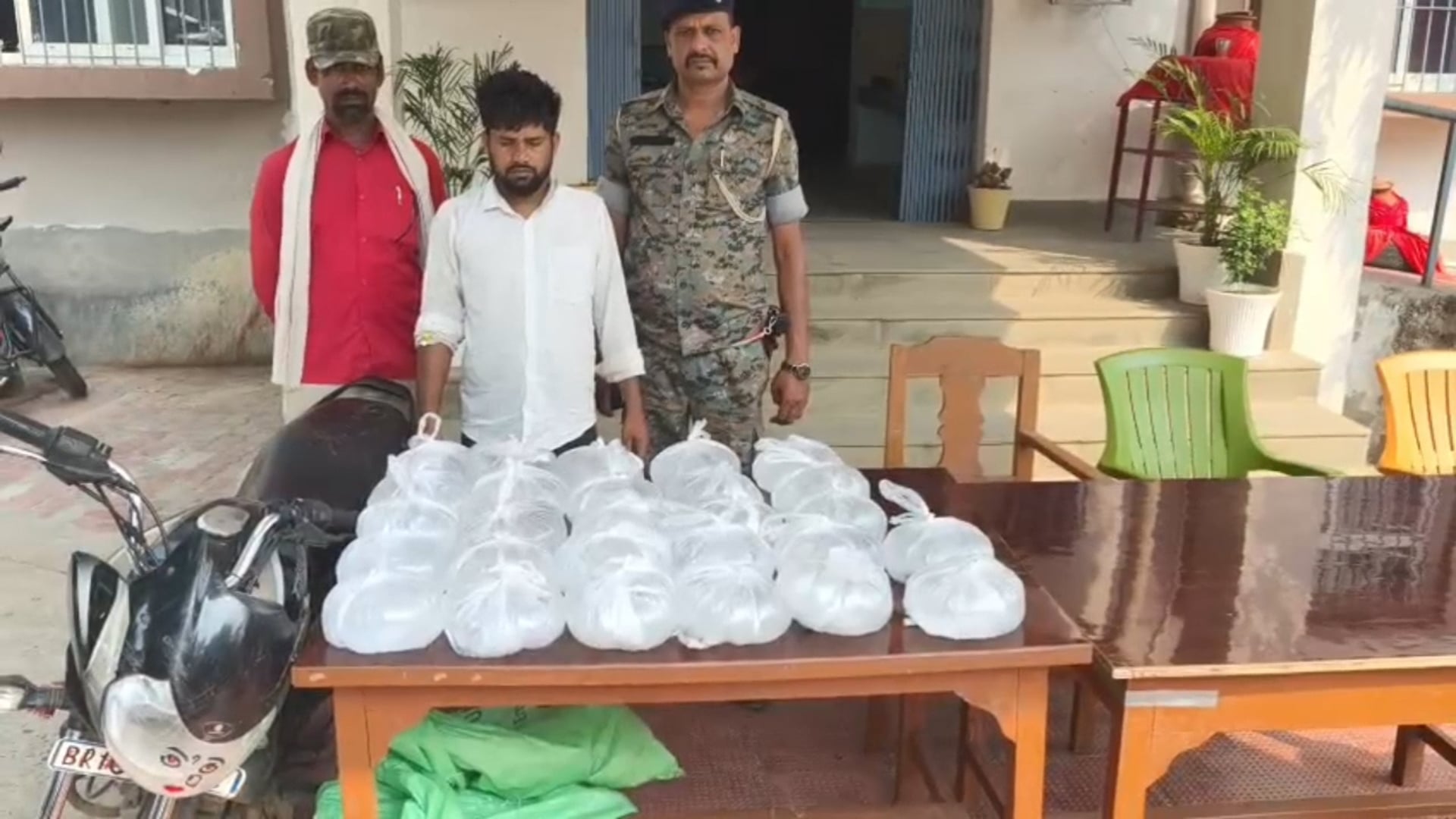 अमरपुर पुलिस का बड़ा अभियान, तेरह वारंटी गिरफ्तार, 87 लीटर देसी महुआ शराब और बाइक जप्त।