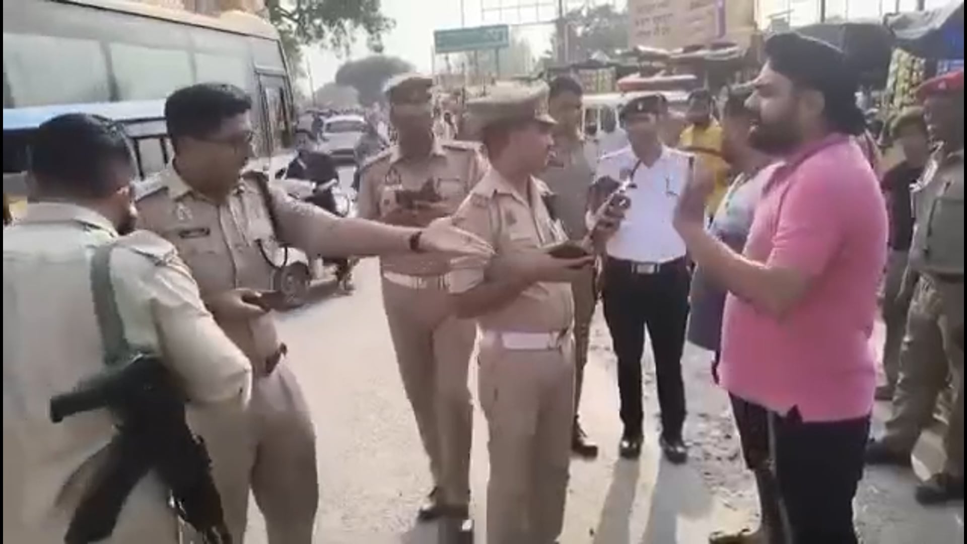 यह है व्यापार मंडल कंछल गुट के व्यापारी नेता हैनी सिंह शाहजहांपुर रोड़ वेज बस स्टॉप पे चलता दारू के नशे में कंछल गुट व्यापार मंडल के पदाधिकारी  हैनी सिंह जिनका गोविंदगंज बाजार में रेडीमेड का शोरूम इनके पिता परमजीत सिंह बसपा के पदाधिकारी है इनका हाईवोल्टेज ड्रामा सीओ ट्रैफिक शुभम वर्मा से होती नोंकझोंक।