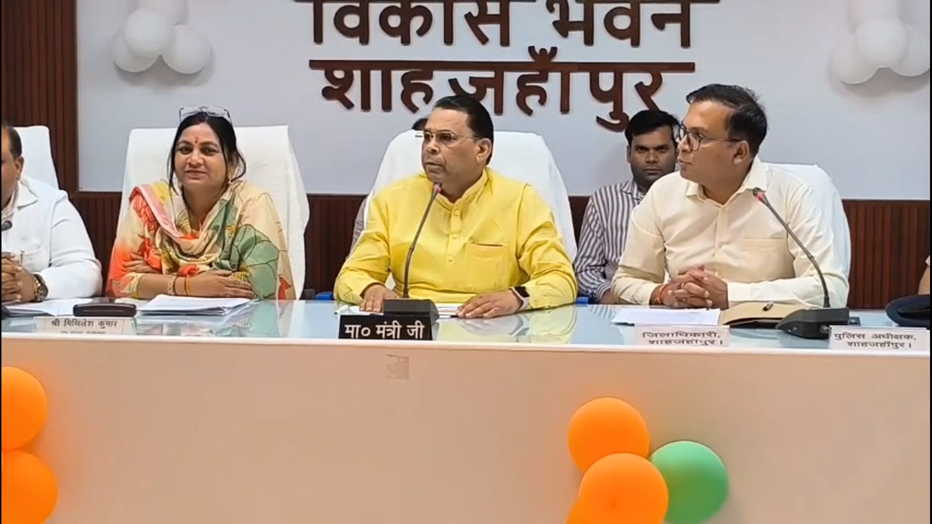 5 जून से शुरू होगा जन-जागरूकता महाअभियान

शाहजहांपुर में 5 से 21 जून तक समेकित जनकल्याण एवं जन-जागरूकता अभियान चलाया जाएगा। प्रभारी मंत्री नरेंद्र कश्यप ने तैयारियों की समीक्षा करते हुए अधिकारियों को अभियान को जनसहभागिता के साथ सफल बनाने के निर्देश दिए। अभियान के तहत 8.64 लाख पौधों का वृक्षारोपण, स्वास्थ्य मेले, जनकल्याण शिविर, विकास प्रदर्शनी, प्राकृतिक खेती कार्यशालाएं और योग दिवस कार्यक्रम आयोजित किए जाएंगे। सरकार की योजनाओं का लाभ पात्र लोगों तक पहुंचाने पर विशेष जोर रहेगा।