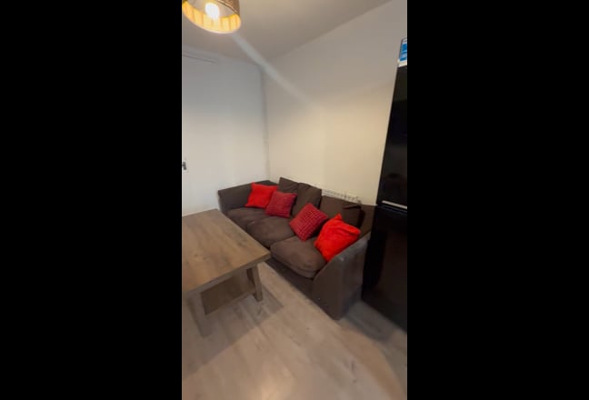 Large SGL TV room.Gr8 Location.Tube/Westfield/BBQ Main Photo