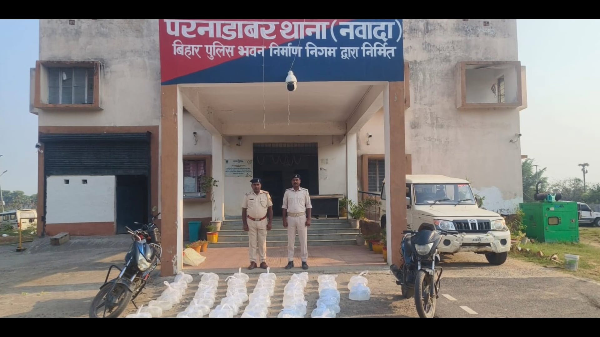 640 लीटर महुआ शराब के साथ दो बाइक जब्त धंधेबाज फरार