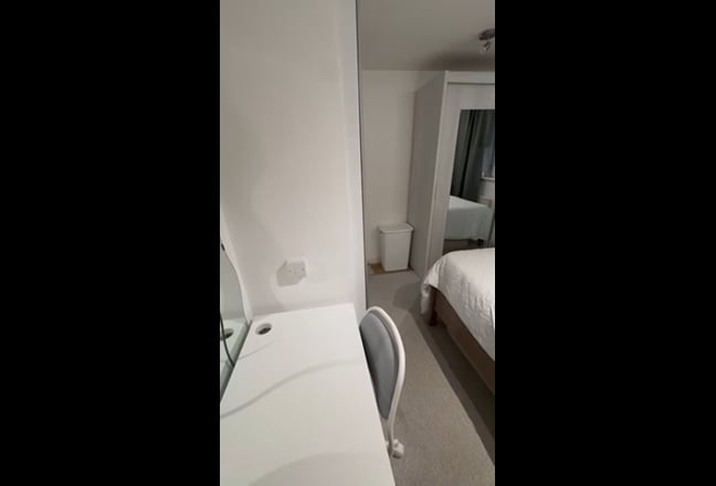 Lovely Double Room with Desk Main Photo