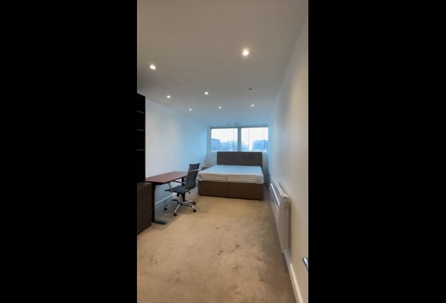 Stunning Double Bedroom with Ensuite East India  Main Photo