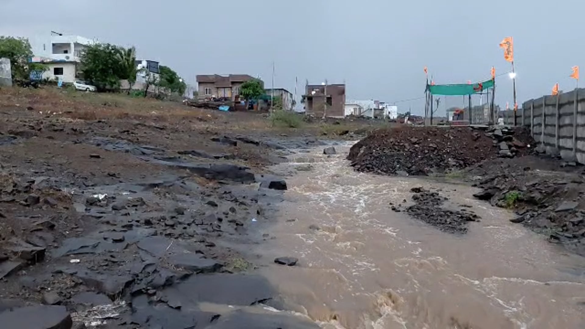 उदगीर शहरासह परिसरात धो धो मुसळधार पाऊस,ओढ्याना नाल्याना पूर