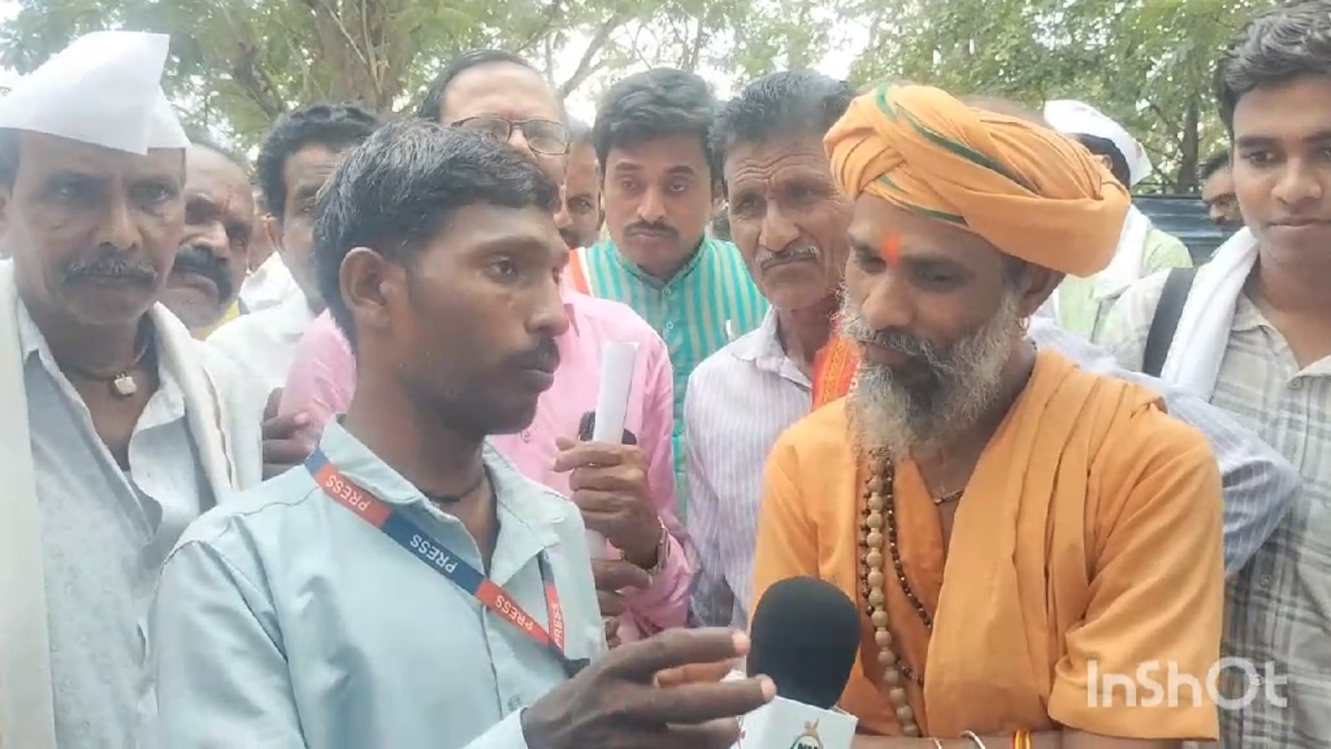 शेतकऱ्यांच्या ठिय्या आंदोलनाला मुरलीधर महाराजांचा पाठिंबा सरकारने शेतकऱ्यांची चर्चा करून निर्णय घ्यावा सरकारला सवाल