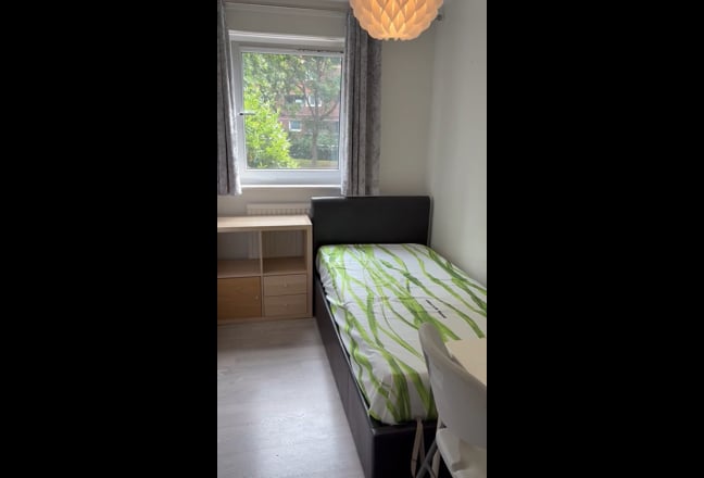 &pound;850 Intern Comfy Single E14 🚉  5min Bank/Z1 Main Photo