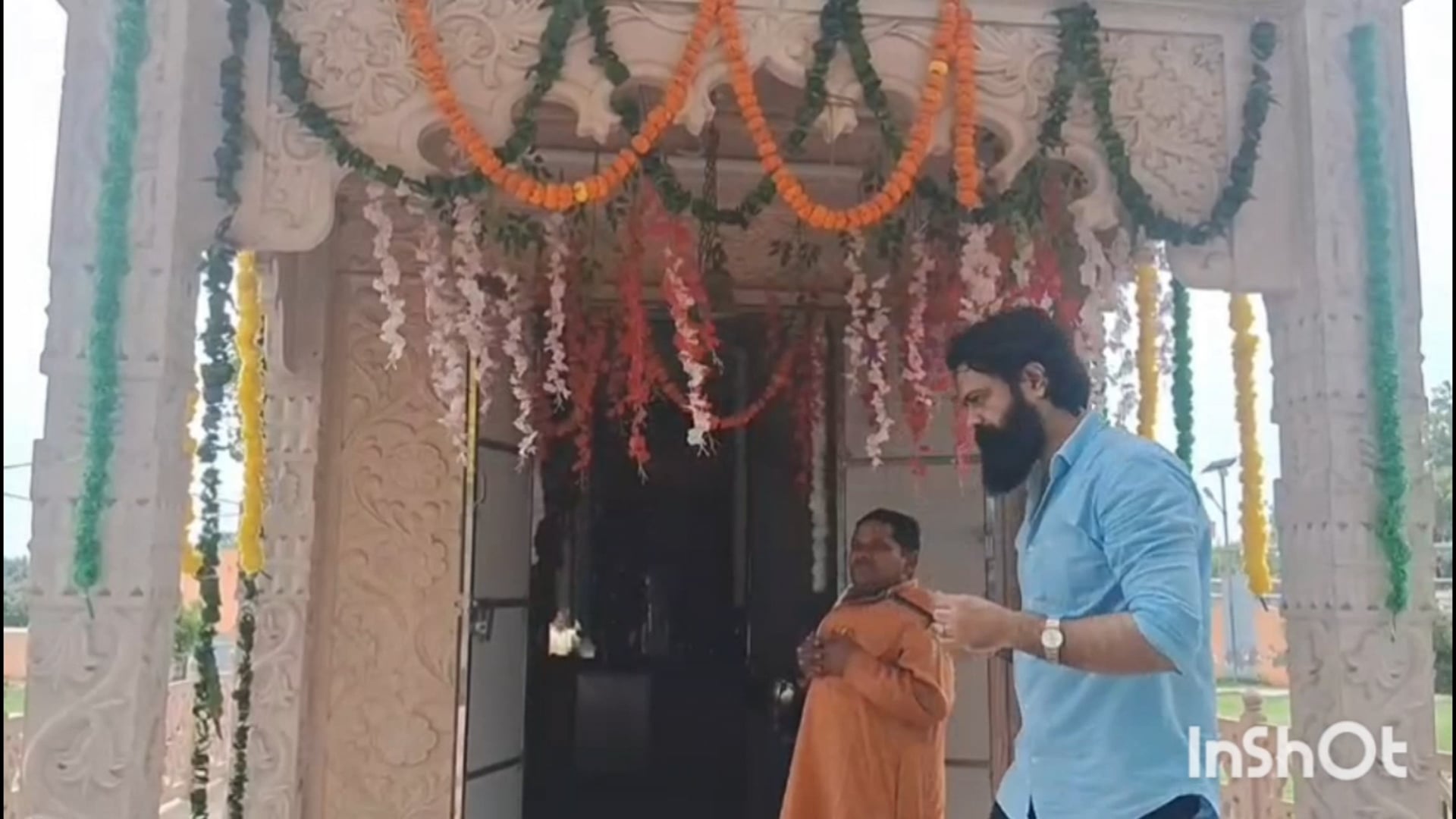प्रकाश फॉर्म पर पूरन प्रकाश विधायक ने परिवार सहित राधा कृष्ण मंदिर पर की पूजा अर्चना