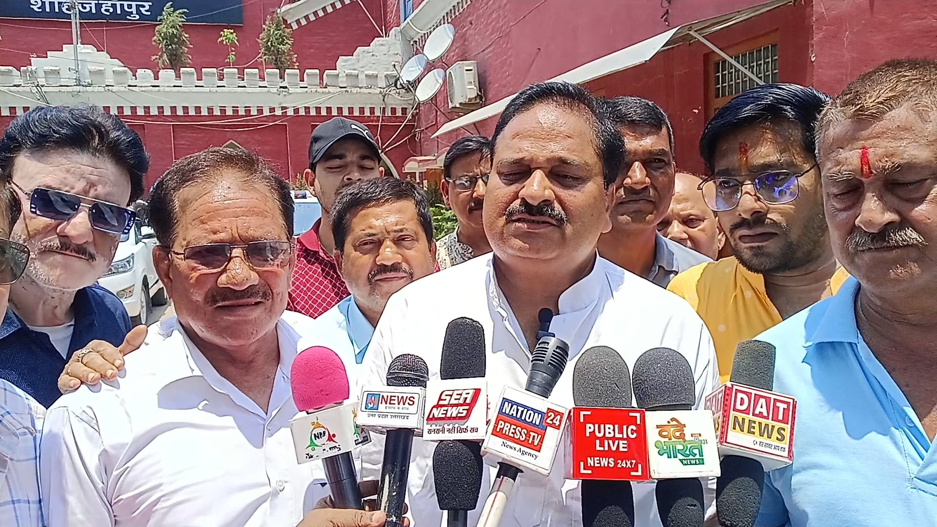उत्तर प्रदेश आदर्श व्यापार मंडल शाहजहांपुर प्रदेश मंत्री पंकज वर्मा सराफा जलाल नगर 
ज्ञापन 
महापौर नगर आयुक्त नगर निगम शाहजहांपुर पंकज मीडिया से बात करते हुए