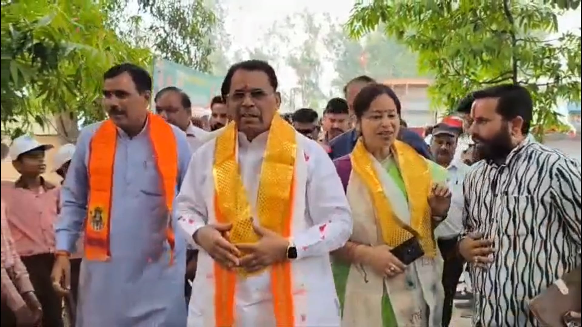 विश्व पर्यावरण दिवस पर शाहजहांपुर में 8.64 लाख पौधों का रोपण

विश्व पर्यावरण दिवस के अवसर पर शाहजहांपुर में बृहद वृक्षारोपण अभियान का शुभारंभ किया गया। प्रभारी मंत्री नरेन्द्र कश्यप ने ददरौल में पौधारोपण कर पर्यावरण संरक्षण का संदेश दिया और ‘एक पेड़ मां के नाम’ अभियान में सहभागिता की अपील की। जनपद में एक दिन में 8 लाख 64 हजार से अधिक पौधे लगाए गए, जबकि वर्ष 2026 में 44 लाख से अधिक पौधे लगाने का लक्ष्य निर्धारित किया गया है। कार्यक्रम में जनप्रतिनिधियों, अधिकारियों और स्कूली बच्चों ने भी बढ़-चढ़कर हिस्सा लिया।