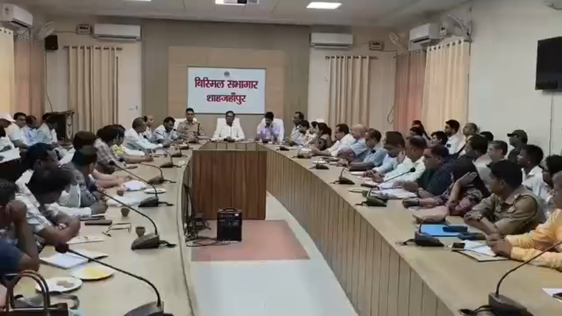 शाहजहांपुर। जिलाधिकारी धर्मेंद्र प्रताप सिंह की अध्यक्षता में उत्तर प्रदेश पुलिस आरक्षी नागरिक पुलिस एवं समकक्ष पदों पर सीधी भर्ती-2025 की लिखित परीक्षा को निष्पक्ष, पारदर्शी एवं शांतिपूर्ण ढंग से संपन्न कराने के लिए कलेक्ट्रेट स्थित बिस्मिल सभागार में केंद्र व्यवस्थापकों, सेक्टर मजिस्ट्रेटों, स्टैटिक मजिस्ट्रेटों एवं संबंधित अधिकारियों के साथ महत्वपूर्ण बैठक आयोजित की गई।
जिलाधिकारी ने बताया कि जनपद के 13 परीक्षा केंद्रों पर 8, 9 एवं 10 जून 2026 को प्रतिदिन दो पालियों में परीक्षा आयोजित की जाएगी। प्रथम पाली प्रातः 10:00 बजे से दोपहर 12:00 बजे तक तथा द्वितीय पाली अपराह्न 3:00 बजे से सायं 5:00 बजे तक संपन्न होगी।