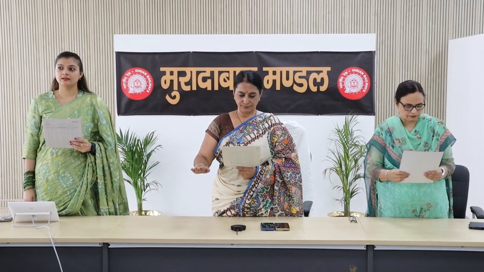 मुरादाबाद मंडल में विश्व पर्यावरण दिवस पर विविध कार्यक्रमों का आयोजन I शाहजहांपुर
  विश्व पर्यावरण दिवस के अवसर पर मुरादाबाद रेल मंडल में पर्यावरण संरक्षण एवं स्वच्छता के प्रति जन-जागरूकता बढ़ाने हेतु विभिन्न कार्यक्रमों का आयोजन किया गया। इस अवसर पर मंडल रेल प्रबंधक श्रीमती विनीता श्रीवास्तव के मार्गदर्शन में मंडल के सभी प्रमुख स्टेशनों, रेलवे कॉलोनियों तथा रेल परिसरों में पर्यावरण संरक्षण संबंधी गतिविधियां आयोजित की गईं।
    पर्यावरण-अनुकूल विकल्पों को अपनाने, पौधारोपण को प्रोत्साहित करने तथा स्वच्छता बनाए रखने के संबंध में जागरूकता कार्यक्रम सभी को शपथ दिलाई गई