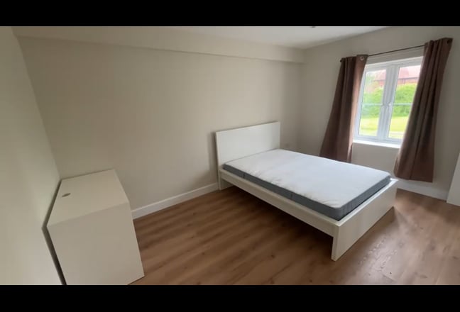 En-suite large rooms with SKY TV & fast WIFI Main Photo