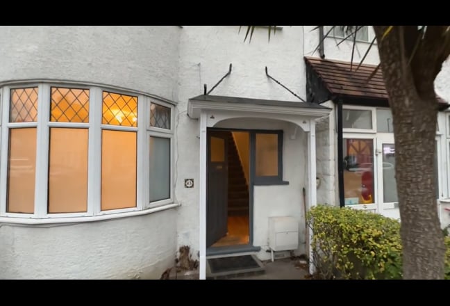 Stunning Double Room in Beautiful All-Female Home! Main Photo