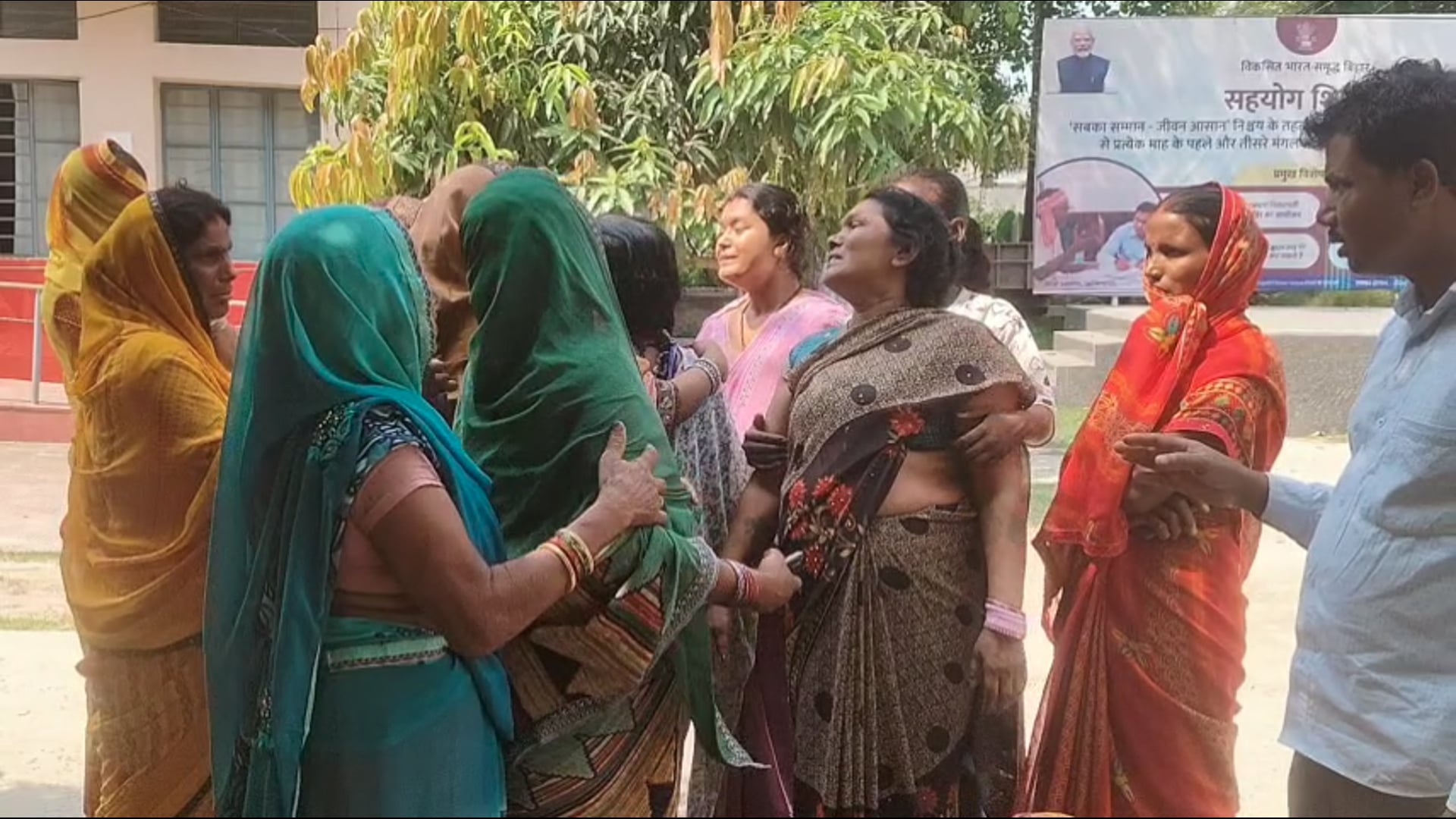 रूह कंपा देगी बगहा की यह घटना! तेज रफ्तार टैंकर की टक्कर से हवा में उड़ा युवक, जिसने भी देखा कांप उठी रूह!