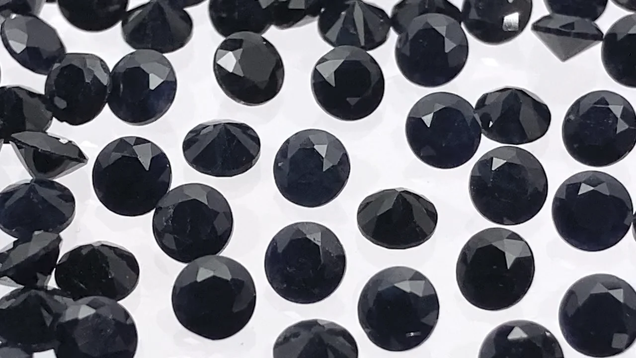 ブラックサファイア 穴なしラウンドファセットカット4×4mm 4粒｜天然石