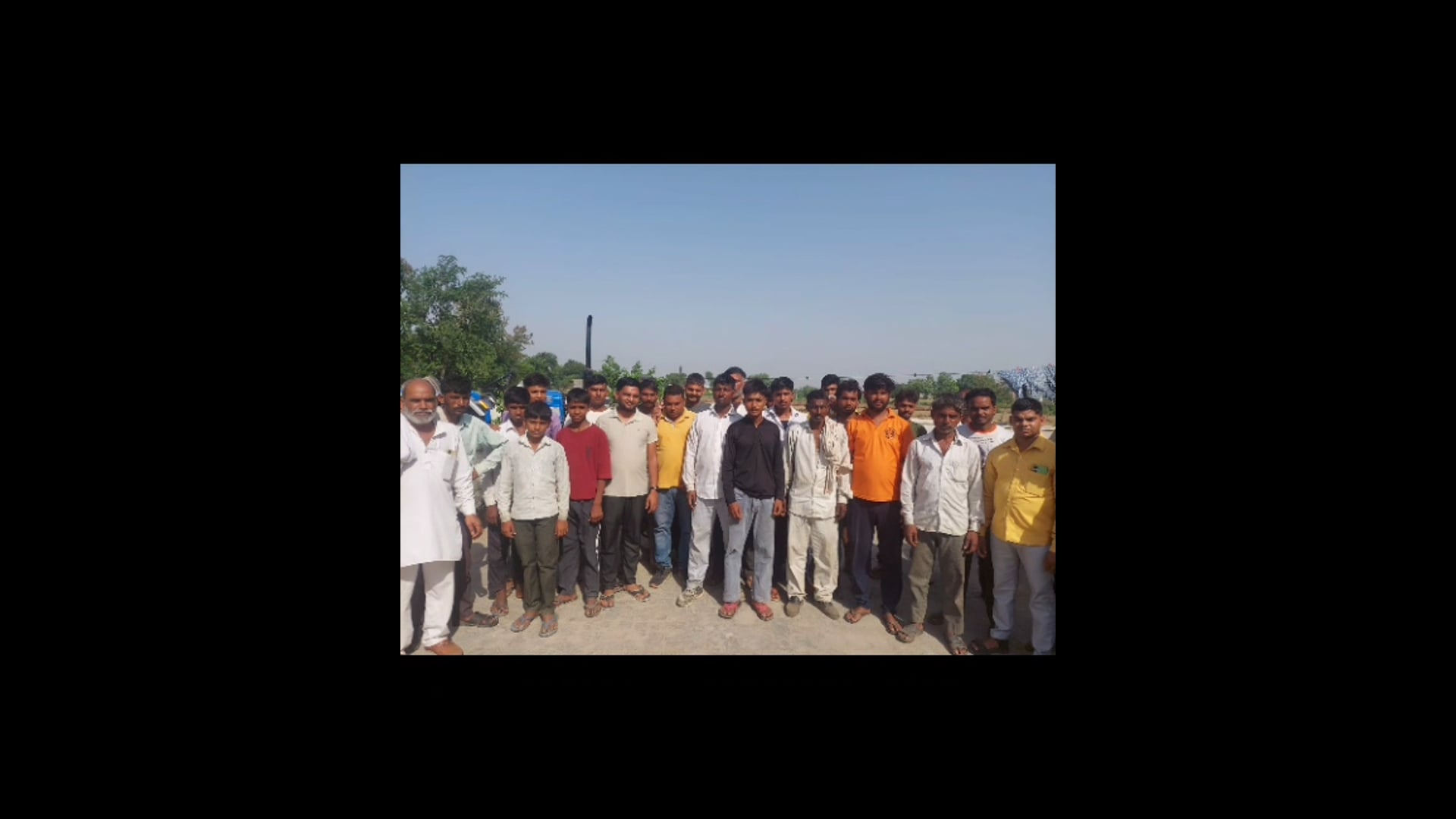 MANT-नौहझील गैस प्लांट के कचरे से बढ़ी मुसीबत, बीमारी के डर से चौकी पहुंचे ग्रामीण,,