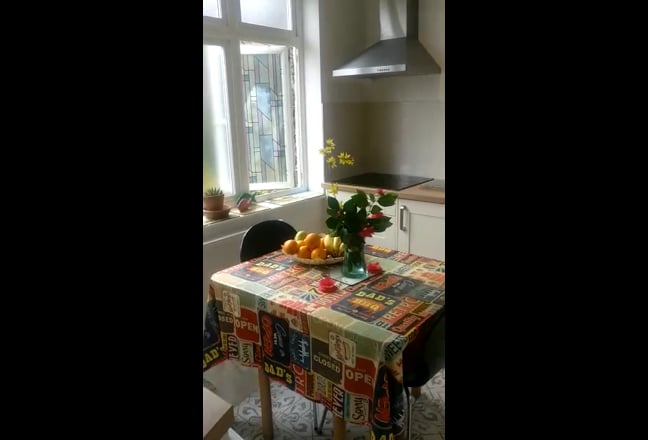 Huge double bed sitting room in a detached house Main Photo