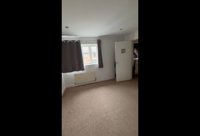 Spacious en-suite room available  Main Photo